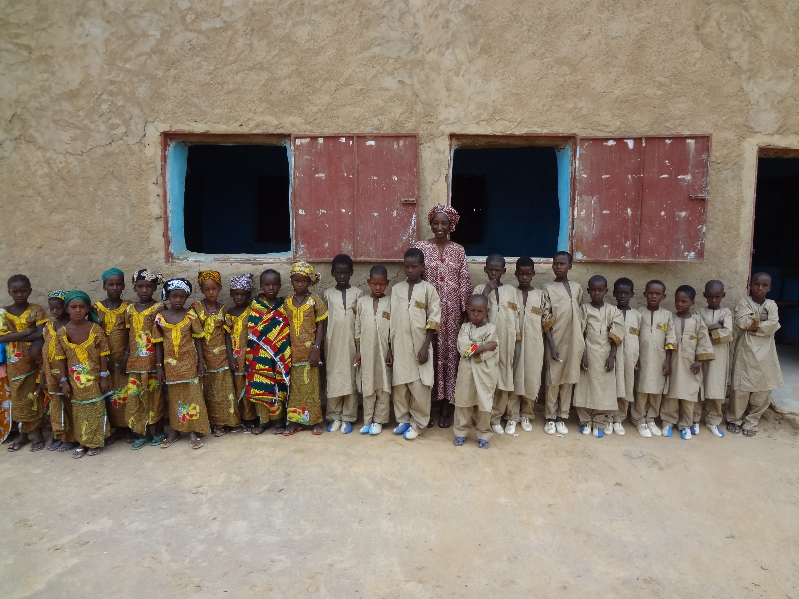 Aissa et les eleves de l'ecole de Dorool.jpg