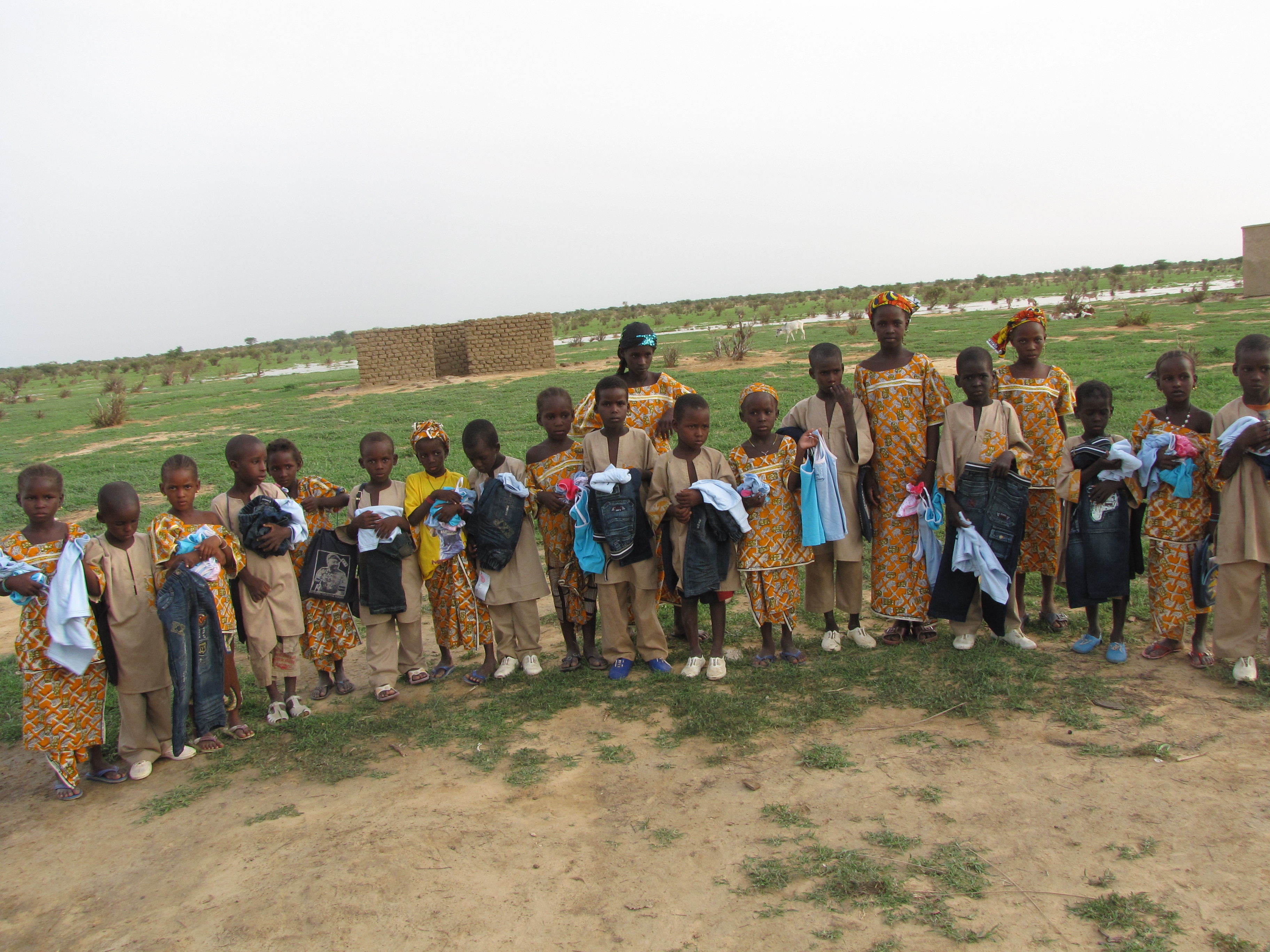 cadeaux aux eleves de l'ecole de dorool.jpg