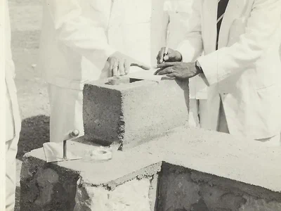 
                      Hamadoun pose de la premiere pierre H G. Toure BKO.webp
                    